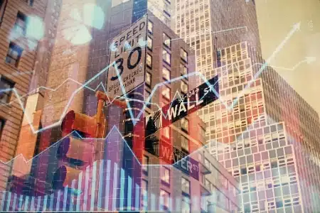 gráficos financieros vibrantes sobre una escena icónica de la ciudad de Nueva York. En primer plano, destacan los letreros de las calles Wall St y Water St, junto con un semáforo y una señal de límite de velocidad.