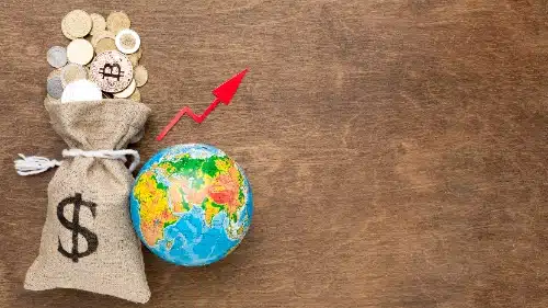 Una bolsa con el símbolo $ llena de monedas (incluyendo Bitcoin) junto a un pequeño globo terráqueo y una flecha roja hacia arriba.