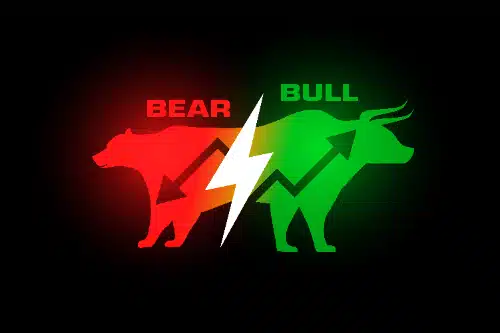 Un oso rojo (BEAR) con un gráfico hacia abajo y un toro verde (BULL) con un gráfico hacia arriba, divididos por un rayo blanco sobre fondo negro.