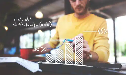 Un hombre en segundo plano dibuja con un lápiz azul sobre un gráfico de barras flotante con porcentajes ascendentes y fórmulas algebraicas anotadas en el aire.