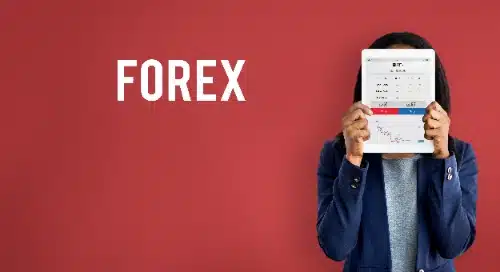 una persona con saco azul cubre su rostro con una tableta que muestra datos de trading, junto a la palabra "FOREX" en letras blancas sobre un fondo rojo uniforme.
