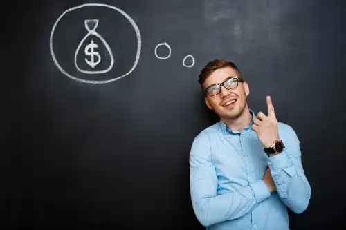 Un hombre con expresión reflexiva señala su sien junto a un gráfico financiero digital superpuesto con el símbolo del dólar.